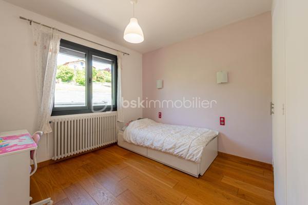 Nouvelle EXCLUSIVITÉ BSK IMMOBILIER !

Vous recherchez une magnifique bâtisse de caractère rénovée avec goût, sur un terrain arboré d’environ 1 000 m² à deux pas du centre-village d’Albens ? Vous êtes au bon endroit !

Située sur les premières hauteurs de la commune, à seulement 1 minute de tous les commerces, venez découvrir cette remarquable propriété de 1968. 
Repensée en 2015, sa rénovation contemporaine lui confère un look californien liant l'intérieur et l'extérieur, idéal pour un cadre de vie haut de gamme et lumineux.

Le grand confort en plus : Pour un bien-être optimal en toutes saisons, la maison est entièrement climatisée au niveau des espaces de vie.

L'intérieur, baigné de lumière, se développe sur deux niveaux parfaitement agencés :

🌟 Le Rez-de-Jardin (Espace de vie principal)

• Vaste pièce de vie ouverte et climatisée comprenant une cuisine équipée, une salle à manger et un séjour avec accès direct à la terrasse entièrement carrelée et au jardin bordant la piscine offrant une vue panoramique imprenable sur les montagnes et la verdure environnante,
• Espace nuit : 3 belles chambres, une salle de bain (avec baignoire et douche) et un WC séparé.

📐 Le Premier Niveau (Idéal enfants ou invités)

• 2 chambres confortables,
• Un second espace de vie climatisé (salon bis, salle de jeux ou home-cinéma),
• Un coin cuisine annexe équipé et une seconde salle de bains.y

🚗 Les Annexes

• Un sous-sol complet avec garage double, buanderie et cave.
• Le petit + : Une véritable salle de sport aménagée pour vos séances à domicile !

🛠️ Prestations & Points Techniques

• Confort thermique : Climatisation sur les niveaux de vie et chauffage par radiateurs reliés à une pompe à chaleur Air/Eau,
• Ouvertures : Menuiseries en aluminium double vitrage, équipées de volets roulants motorisés de type BSO dans la pièce de vie,
• Côté détente : Une superbe piscine (9m x 4m) rénovée en 2015, chauffée et traitée au chlore, parfaite pour prolonger l'ambiance californienne.

Par son emplacement recherché, son panorama et la qualité de ses finitions, cette propriété est un bien rare sur le marché qui saura coup sûr vous séduire.

Contactez-moi dès aujourd'hui pour échanger sur votre projet et organiser une visite exclusive de ce coup de cœur !