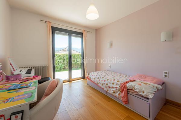 Nouvelle EXCLUSIVITÉ BSK IMMOBILIER !

Vous recherchez une magnifique bâtisse de caractère rénovée avec goût, sur un terrain arboré d’environ 1 000 m² à deux pas du centre-village d’Albens ? Vous êtes au bon endroit !

Située sur les premières hauteurs de la commune, à seulement 1 minute de tous les commerces, venez découvrir cette remarquable propriété de 1968. 
Repensée en 2015, sa rénovation contemporaine lui confère un look californien liant l'intérieur et l'extérieur, idéal pour un cadre de vie haut de gamme et lumineux.

Le grand confort en plus : Pour un bien-être optimal en toutes saisons, la maison est entièrement climatisée au niveau des espaces de vie.

L'intérieur, baigné de lumière, se développe sur deux niveaux parfaitement agencés :

🌟 Le Rez-de-Jardin (Espace de vie principal)

• Vaste pièce de vie ouverte et climatisée comprenant une cuisine équipée, une salle à manger et un séjour avec accès direct à la terrasse entièrement carrelée et au jardin bordant la piscine offrant une vue panoramique imprenable sur les montagnes et la verdure environnante,
• Espace nuit : 3 belles chambres, une salle de bain (avec baignoire et douche) et un WC séparé.

📐 Le Premier Niveau (Idéal enfants ou invités)

• 2 chambres confortables,
• Un second espace de vie climatisé (salon bis, salle de jeux ou home-cinéma),
• Un coin cuisine annexe équipé et une seconde salle de bains.y

🚗 Les Annexes

• Un sous-sol complet avec garage double, buanderie et cave.
• Le petit + : Une véritable salle de sport aménagée pour vos séances à domicile !

🛠️ Prestations & Points Techniques

• Confort thermique : Climatisation sur les niveaux de vie et chauffage par radiateurs reliés à une pompe à chaleur Air/Eau,
• Ouvertures : Menuiseries en aluminium double vitrage, équipées de volets roulants motorisés de type BSO dans la pièce de vie,
• Côté détente : Une superbe piscine (9m x 4m) rénovée en 2015, chauffée et traitée au chlore, parfaite pour prolonger l'ambiance californienne.

Par son emplacement recherché, son panorama et la qualité de ses finitions, cette propriété est un bien rare sur le marché qui saura coup sûr vous séduire.

Contactez-moi dès aujourd'hui pour échanger sur votre projet et organiser une visite exclusive de ce coup de cœur !