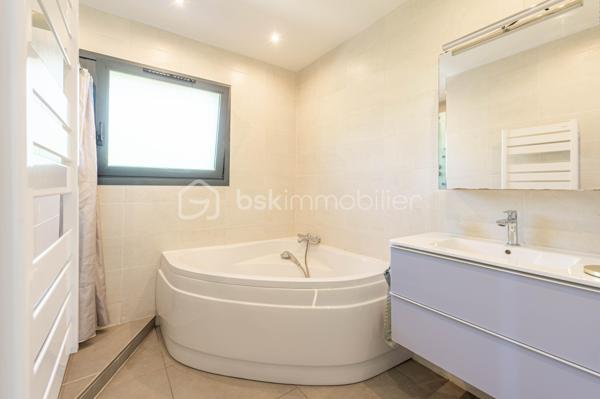 Nouvelle EXCLUSIVITÉ BSK IMMOBILIER !

Vous recherchez une magnifique bâtisse de caractère rénovée avec goût, sur un terrain arboré d’environ 1 000 m² à deux pas du centre-village d’Albens ? Vous êtes au bon endroit !

Située sur les premières hauteurs de la commune, à seulement 1 minute de tous les commerces, venez découvrir cette remarquable propriété de 1968. 
Repensée en 2015, sa rénovation contemporaine lui confère un look californien liant l'intérieur et l'extérieur, idéal pour un cadre de vie haut de gamme et lumineux.

Le grand confort en plus : Pour un bien-être optimal en toutes saisons, la maison est entièrement climatisée au niveau des espaces de vie.

L'intérieur, baigné de lumière, se développe sur deux niveaux parfaitement agencés :

🌟 Le Rez-de-Jardin (Espace de vie principal)

• Vaste pièce de vie ouverte et climatisée comprenant une cuisine équipée, une salle à manger et un séjour avec accès direct à la terrasse entièrement carrelée et au jardin bordant la piscine offrant une vue panoramique imprenable sur les montagnes et la verdure environnante,
• Espace nuit : 3 belles chambres, une salle de bain (avec baignoire et douche) et un WC séparé.

📐 Le Premier Niveau (Idéal enfants ou invités)

• 2 chambres confortables,
• Un second espace de vie climatisé (salon bis, salle de jeux ou home-cinéma),
• Un coin cuisine annexe équipé et une seconde salle de bains.y

🚗 Les Annexes

• Un sous-sol complet avec garage double, buanderie et cave.
• Le petit + : Une véritable salle de sport aménagée pour vos séances à domicile !

🛠️ Prestations & Points Techniques

• Confort thermique : Climatisation sur les niveaux de vie et chauffage par radiateurs reliés à une pompe à chaleur Air/Eau,
• Ouvertures : Menuiseries en aluminium double vitrage, équipées de volets roulants motorisés de type BSO dans la pièce de vie,
• Côté détente : Une superbe piscine (9m x 4m) rénovée en 2015, chauffée et traitée au chlore, parfaite pour prolonger l'ambiance californienne.

Par son emplacement recherché, son panorama et la qualité de ses finitions, cette propriété est un bien rare sur le marché qui saura coup sûr vous séduire.

Contactez-moi dès aujourd'hui pour échanger sur votre projet et organiser une visite exclusive de ce coup de cœur !