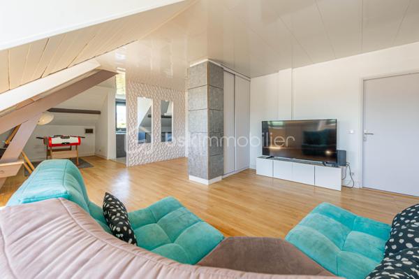 Nouvelle EXCLUSIVITÉ BSK IMMOBILIER !

Vous recherchez une magnifique bâtisse de caractère rénovée avec goût, sur un terrain arboré d’environ 1 000 m² à deux pas du centre-village d’Albens ? Vous êtes au bon endroit !

Située sur les premières hauteurs de la commune, à seulement 1 minute de tous les commerces, venez découvrir cette remarquable propriété de 1968. 
Repensée en 2015, sa rénovation contemporaine lui confère un look californien liant l'intérieur et l'extérieur, idéal pour un cadre de vie haut de gamme et lumineux.

Le grand confort en plus : Pour un bien-être optimal en toutes saisons, la maison est entièrement climatisée au niveau des espaces de vie.

L'intérieur, baigné de lumière, se développe sur deux niveaux parfaitement agencés :

🌟 Le Rez-de-Jardin (Espace de vie principal)

• Vaste pièce de vie ouverte et climatisée comprenant une cuisine équipée, une salle à manger et un séjour avec accès direct à la terrasse entièrement carrelée et au jardin bordant la piscine offrant une vue panoramique imprenable sur les montagnes et la verdure environnante,
• Espace nuit : 3 belles chambres, une salle de bain (avec baignoire et douche) et un WC séparé.

📐 Le Premier Niveau (Idéal enfants ou invités)

• 2 chambres confortables,
• Un second espace de vie climatisé (salon bis, salle de jeux ou home-cinéma),
• Un coin cuisine annexe équipé et une seconde salle de bains.y

🚗 Les Annexes

• Un sous-sol complet avec garage double, buanderie et cave.
• Le petit + : Une véritable salle de sport aménagée pour vos séances à domicile !

🛠️ Prestations & Points Techniques

• Confort thermique : Climatisation sur les niveaux de vie et chauffage par radiateurs reliés à une pompe à chaleur Air/Eau,
• Ouvertures : Menuiseries en aluminium double vitrage, équipées de volets roulants motorisés de type BSO dans la pièce de vie,
• Côté détente : Une superbe piscine (9m x 4m) rénovée en 2015, chauffée et traitée au chlore, parfaite pour prolonger l'ambiance californienne.

Par son emplacement recherché, son panorama et la qualité de ses finitions, cette propriété est un bien rare sur le marché qui saura coup sûr vous séduire.

Contactez-moi dès aujourd'hui pour échanger sur votre projet et organiser une visite exclusive de ce coup de cœur !
