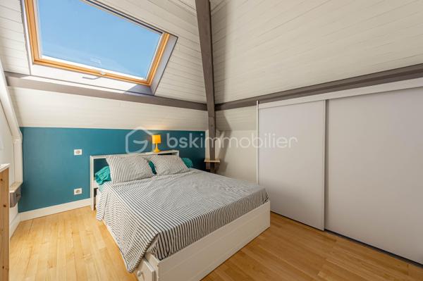 Nouvelle EXCLUSIVITÉ BSK IMMOBILIER !

Vous recherchez une magnifique bâtisse de caractère rénovée avec goût, sur un terrain arboré d’environ 1 000 m² à deux pas du centre-village d’Albens ? Vous êtes au bon endroit !

Située sur les premières hauteurs de la commune, à seulement 1 minute de tous les commerces, venez découvrir cette remarquable propriété de 1968. 
Repensée en 2015, sa rénovation contemporaine lui confère un look californien liant l'intérieur et l'extérieur, idéal pour un cadre de vie haut de gamme et lumineux.

Le grand confort en plus : Pour un bien-être optimal en toutes saisons, la maison est entièrement climatisée au niveau des espaces de vie.

L'intérieur, baigné de lumière, se développe sur deux niveaux parfaitement agencés :

🌟 Le Rez-de-Jardin (Espace de vie principal)

• Vaste pièce de vie ouverte et climatisée comprenant une cuisine équipée, une salle à manger et un séjour avec accès direct à la terrasse entièrement carrelée et au jardin bordant la piscine offrant une vue panoramique imprenable sur les montagnes et la verdure environnante,
• Espace nuit : 3 belles chambres, une salle de bain (avec baignoire et douche) et un WC séparé.

📐 Le Premier Niveau (Idéal enfants ou invités)

• 2 chambres confortables,
• Un second espace de vie climatisé (salon bis, salle de jeux ou home-cinéma),
• Un coin cuisine annexe équipé et une seconde salle de bains.y

🚗 Les Annexes

• Un sous-sol complet avec garage double, buanderie et cave.
• Le petit + : Une véritable salle de sport aménagée pour vos séances à domicile !

🛠️ Prestations & Points Techniques

• Confort thermique : Climatisation sur les niveaux de vie et chauffage par radiateurs reliés à une pompe à chaleur Air/Eau,
• Ouvertures : Menuiseries en aluminium double vitrage, équipées de volets roulants motorisés de type BSO dans la pièce de vie,
• Côté détente : Une superbe piscine (9m x 4m) rénovée en 2015, chauffée et traitée au chlore, parfaite pour prolonger l'ambiance californienne.

Par son emplacement recherché, son panorama et la qualité de ses finitions, cette propriété est un bien rare sur le marché qui saura coup sûr vous séduire.

Contactez-moi dès aujourd'hui pour échanger sur votre projet et organiser une visite exclusive de ce coup de cœur !