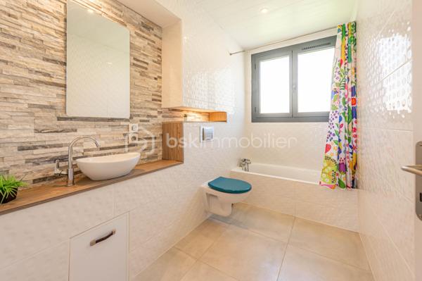 Nouvelle EXCLUSIVITÉ BSK IMMOBILIER !

Vous recherchez une magnifique bâtisse de caractère rénovée avec goût, sur un terrain arboré d’environ 1 000 m² à deux pas du centre-village d’Albens ? Vous êtes au bon endroit !

Située sur les premières hauteurs de la commune, à seulement 1 minute de tous les commerces, venez découvrir cette remarquable propriété de 1968. 
Repensée en 2015, sa rénovation contemporaine lui confère un look californien liant l'intérieur et l'extérieur, idéal pour un cadre de vie haut de gamme et lumineux.

Le grand confort en plus : Pour un bien-être optimal en toutes saisons, la maison est entièrement climatisée au niveau des espaces de vie.

L'intérieur, baigné de lumière, se développe sur deux niveaux parfaitement agencés :

🌟 Le Rez-de-Jardin (Espace de vie principal)

• Vaste pièce de vie ouverte et climatisée comprenant une cuisine équipée, une salle à manger et un séjour avec accès direct à la terrasse entièrement carrelée et au jardin bordant la piscine offrant une vue panoramique imprenable sur les montagnes et la verdure environnante,
• Espace nuit : 3 belles chambres, une salle de bain (avec baignoire et douche) et un WC séparé.

📐 Le Premier Niveau (Idéal enfants ou invités)

• 2 chambres confortables,
• Un second espace de vie climatisé (salon bis, salle de jeux ou home-cinéma),
• Un coin cuisine annexe équipé et une seconde salle de bains.y

🚗 Les Annexes

• Un sous-sol complet avec garage double, buanderie et cave.
• Le petit + : Une véritable salle de sport aménagée pour vos séances à domicile !

🛠️ Prestations & Points Techniques

• Confort thermique : Climatisation sur les niveaux de vie et chauffage par radiateurs reliés à une pompe à chaleur Air/Eau,
• Ouvertures : Menuiseries en aluminium double vitrage, équipées de volets roulants motorisés de type BSO dans la pièce de vie,
• Côté détente : Une superbe piscine (9m x 4m) rénovée en 2015, chauffée et traitée au chlore, parfaite pour prolonger l'ambiance californienne.

Par son emplacement recherché, son panorama et la qualité de ses finitions, cette propriété est un bien rare sur le marché qui saura coup sûr vous séduire.

Contactez-moi dès aujourd'hui pour échanger sur votre projet et organiser une visite exclusive de ce coup de cœur !