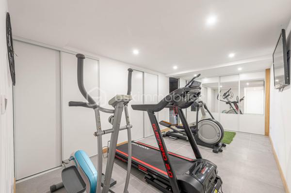 Nouvelle EXCLUSIVITÉ BSK IMMOBILIER !

Vous recherchez une magnifique bâtisse de caractère rénovée avec goût, sur un terrain arboré d’environ 1 000 m² à deux pas du centre-village d’Albens ? Vous êtes au bon endroit !

Située sur les premières hauteurs de la commune, à seulement 1 minute de tous les commerces, venez découvrir cette remarquable propriété de 1968. 
Repensée en 2015, sa rénovation contemporaine lui confère un look californien liant l'intérieur et l'extérieur, idéal pour un cadre de vie haut de gamme et lumineux.

Le grand confort en plus : Pour un bien-être optimal en toutes saisons, la maison est entièrement climatisée au niveau des espaces de vie.

L'intérieur, baigné de lumière, se développe sur deux niveaux parfaitement agencés :

🌟 Le Rez-de-Jardin (Espace de vie principal)

• Vaste pièce de vie ouverte et climatisée comprenant une cuisine équipée, une salle à manger et un séjour avec accès direct à la terrasse entièrement carrelée et au jardin bordant la piscine offrant une vue panoramique imprenable sur les montagnes et la verdure environnante,
• Espace nuit : 3 belles chambres, une salle de bain (avec baignoire et douche) et un WC séparé.

📐 Le Premier Niveau (Idéal enfants ou invités)

• 2 chambres confortables,
• Un second espace de vie climatisé (salon bis, salle de jeux ou home-cinéma),
• Un coin cuisine annexe équipé et une seconde salle de bains.y

🚗 Les Annexes

• Un sous-sol complet avec garage double, buanderie et cave.
• Le petit + : Une véritable salle de sport aménagée pour vos séances à domicile !

🛠️ Prestations & Points Techniques

• Confort thermique : Climatisation sur les niveaux de vie et chauffage par radiateurs reliés à une pompe à chaleur Air/Eau,
• Ouvertures : Menuiseries en aluminium double vitrage, équipées de volets roulants motorisés de type BSO dans la pièce de vie,
• Côté détente : Une superbe piscine (9m x 4m) rénovée en 2015, chauffée et traitée au chlore, parfaite pour prolonger l'ambiance californienne.

Par son emplacement recherché, son panorama et la qualité de ses finitions, cette propriété est un bien rare sur le marché qui saura coup sûr vous séduire.

Contactez-moi dès aujourd'hui pour échanger sur votre projet et organiser une visite exclusive de ce coup de cœur !
