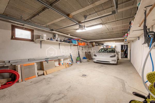 Nouvelle EXCLUSIVITÉ BSK IMMOBILIER !

Vous recherchez une magnifique bâtisse de caractère rénovée avec goût, sur un terrain arboré d’environ 1 000 m² à deux pas du centre-village d’Albens ? Vous êtes au bon endroit !

Située sur les premières hauteurs de la commune, à seulement 1 minute de tous les commerces, venez découvrir cette remarquable propriété de 1968. 
Repensée en 2015, sa rénovation contemporaine lui confère un look californien liant l'intérieur et l'extérieur, idéal pour un cadre de vie haut de gamme et lumineux.

Le grand confort en plus : Pour un bien-être optimal en toutes saisons, la maison est entièrement climatisée au niveau des espaces de vie.

L'intérieur, baigné de lumière, se développe sur deux niveaux parfaitement agencés :

🌟 Le Rez-de-Jardin (Espace de vie principal)

• Vaste pièce de vie ouverte et climatisée comprenant une cuisine équipée, une salle à manger et un séjour avec accès direct à la terrasse entièrement carrelée et au jardin bordant la piscine offrant une vue panoramique imprenable sur les montagnes et la verdure environnante,
• Espace nuit : 3 belles chambres, une salle de bain (avec baignoire et douche) et un WC séparé.

📐 Le Premier Niveau (Idéal enfants ou invités)

• 2 chambres confortables,
• Un second espace de vie climatisé (salon bis, salle de jeux ou home-cinéma),
• Un coin cuisine annexe équipé et une seconde salle de bains.y

🚗 Les Annexes

• Un sous-sol complet avec garage double, buanderie et cave.
• Le petit + : Une véritable salle de sport aménagée pour vos séances à domicile !

🛠️ Prestations & Points Techniques

• Confort thermique : Climatisation sur les niveaux de vie et chauffage par radiateurs reliés à une pompe à chaleur Air/Eau,
• Ouvertures : Menuiseries en aluminium double vitrage, équipées de volets roulants motorisés de type BSO dans la pièce de vie,
• Côté détente : Une superbe piscine (9m x 4m) rénovée en 2015, chauffée et traitée au chlore, parfaite pour prolonger l'ambiance californienne.

Par son emplacement recherché, son panorama et la qualité de ses finitions, cette propriété est un bien rare sur le marché qui saura coup sûr vous séduire.

Contactez-moi dès aujourd'hui pour échanger sur votre projet et organiser une visite exclusive de ce coup de cœur !