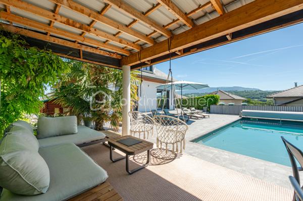 Nouvelle EXCLUSIVITÉ BSK IMMOBILIER !

Vous recherchez une magnifique bâtisse de caractère rénovée avec goût, sur un terrain arboré d’environ 1 000 m² à deux pas du centre-village d’Albens ? Vous êtes au bon endroit !

Située sur les premières hauteurs de la commune, à seulement 1 minute de tous les commerces, venez découvrir cette remarquable propriété de 1968. 
Repensée en 2015, sa rénovation contemporaine lui confère un look californien liant l'intérieur et l'extérieur, idéal pour un cadre de vie haut de gamme et lumineux.

Le grand confort en plus : Pour un bien-être optimal en toutes saisons, la maison est entièrement climatisée au niveau des espaces de vie.

L'intérieur, baigné de lumière, se développe sur deux niveaux parfaitement agencés :

🌟 Le Rez-de-Jardin (Espace de vie principal)

• Vaste pièce de vie ouverte et climatisée comprenant une cuisine équipée, une salle à manger et un séjour avec accès direct à la terrasse entièrement carrelée et au jardin bordant la piscine offrant une vue panoramique imprenable sur les montagnes et la verdure environnante,
• Espace nuit : 3 belles chambres, une salle de bain (avec baignoire et douche) et un WC séparé.

📐 Le Premier Niveau (Idéal enfants ou invités)

• 2 chambres confortables,
• Un second espace de vie climatisé (salon bis, salle de jeux ou home-cinéma),
• Un coin cuisine annexe équipé et une seconde salle de bains.y

🚗 Les Annexes

• Un sous-sol complet avec garage double, buanderie et cave.
• Le petit + : Une véritable salle de sport aménagée pour vos séances à domicile !

🛠️ Prestations & Points Techniques

• Confort thermique : Climatisation sur les niveaux de vie et chauffage par radiateurs reliés à une pompe à chaleur Air/Eau,
• Ouvertures : Menuiseries en aluminium double vitrage, équipées de volets roulants motorisés de type BSO dans la pièce de vie,
• Côté détente : Une superbe piscine (9m x 4m) rénovée en 2015, chauffée et traitée au chlore, parfaite pour prolonger l'ambiance californienne.

Par son emplacement recherché, son panorama et la qualité de ses finitions, cette propriété est un bien rare sur le marché qui saura coup sûr vous séduire.

Contactez-moi dès aujourd'hui pour échanger sur votre projet et organiser une visite exclusive de ce coup de cœur !