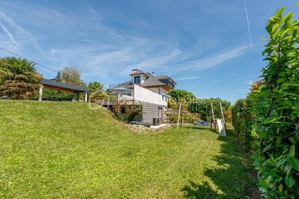 Nouvelle EXCLUSIVITÉ BSK IMMOBILIER !

Vous recherchez une magnifique bâtisse de caractère rénovée avec goût, sur un terrain arboré d’environ 1 000 m² à deux pas du centre-village d’Albens ? Vous êtes au bon endroit !

Située sur les premières hauteurs de la commune, à seulement 1 minute de tous les commerces, venez découvrir cette remarquable propriété de 1968. 
Repensée en 2015, sa rénovation contemporaine lui confère un look californien liant l'intérieur et l'extérieur, idéal pour un cadre de vie haut de gamme et lumineux.

Le grand confort en plus : Pour un bien-être optimal en toutes saisons, la maison est entièrement climatisée au niveau des espaces de vie.

L'intérieur, baigné de lumière, se développe sur deux niveaux parfaitement agencés :

🌟 Le Rez-de-Jardin (Espace de vie principal)

• Vaste pièce de vie ouverte et climatisée comprenant une cuisine équipée, une salle à manger et un séjour avec accès direct à la terrasse entièrement carrelée et au jardin bordant la piscine offrant une vue panoramique imprenable sur les montagnes et la verdure environnante,
• Espace nuit : 3 belles chambres, une salle de bain (avec baignoire et douche) et un WC séparé.

📐 Le Premier Niveau (Idéal enfants ou invités)

• 2 chambres confortables,
• Un second espace de vie climatisé (salon bis, salle de jeux ou home-cinéma),
• Un coin cuisine annexe équipé et une seconde salle de bains.y

🚗 Les Annexes

• Un sous-sol complet avec garage double, buanderie et cave.
• Le petit + : Une véritable salle de sport aménagée pour vos séances à domicile !

🛠️ Prestations & Points Techniques

• Confort thermique : Climatisation sur les niveaux de vie et chauffage par radiateurs reliés à une pompe à chaleur Air/Eau,
• Ouvertures : Menuiseries en aluminium double vitrage, équipées de volets roulants motorisés de type BSO dans la pièce de vie,
• Côté détente : Une superbe piscine (9m x 4m) rénovée en 2015, chauffée et traitée au chlore, parfaite pour prolonger l'ambiance californienne.

Par son emplacement recherché, son panorama et la qualité de ses finitions, cette propriété est un bien rare sur le marché qui saura coup sûr vous séduire.

Contactez-moi dès aujourd'hui pour échanger sur votre projet et organiser une visite exclusive de ce coup de cœur !