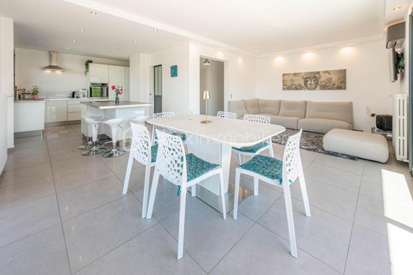 Nouvelle EXCLUSIVITÉ BSK IMMOBILIER !

Vous recherchez une magnifique bâtisse de caractère rénovée avec goût, sur un terrain arboré d’environ 1 000 m² à deux pas du centre-village d’Albens ? Vous êtes au bon endroit !

Située sur les premières hauteurs de la commune, à seulement 1 minute de tous les commerces, venez découvrir cette remarquable propriété de 1968. 
Repensée en 2015, sa rénovation contemporaine lui confère un look californien liant l'intérieur et l'extérieur, idéal pour un cadre de vie haut de gamme et lumineux.

Le grand confort en plus : Pour un bien-être optimal en toutes saisons, la maison est entièrement climatisée au niveau des espaces de vie.

L'intérieur, baigné de lumière, se développe sur deux niveaux parfaitement agencés :

🌟 Le Rez-de-Jardin (Espace de vie principal)

• Vaste pièce de vie ouverte et climatisée comprenant une cuisine équipée, une salle à manger et un séjour avec accès direct à la terrasse entièrement carrelée et au jardin bordant la piscine offrant une vue panoramique imprenable sur les montagnes et la verdure environnante,
• Espace nuit : 3 belles chambres, une salle de bain (avec baignoire et douche) et un WC séparé.

📐 Le Premier Niveau (Idéal enfants ou invités)

• 2 chambres confortables,
• Un second espace de vie climatisé (salon bis, salle de jeux ou home-cinéma),
• Un coin cuisine annexe équipé et une seconde salle de bains.y

🚗 Les Annexes

• Un sous-sol complet avec garage double, buanderie et cave.
• Le petit + : Une véritable salle de sport aménagée pour vos séances à domicile !

🛠️ Prestations & Points Techniques

• Confort thermique : Climatisation sur les niveaux de vie et chauffage par radiateurs reliés à une pompe à chaleur Air/Eau,
• Ouvertures : Menuiseries en aluminium double vitrage, équipées de volets roulants motorisés de type BSO dans la pièce de vie,
• Côté détente : Une superbe piscine (9m x 4m) rénovée en 2015, chauffée et traitée au chlore, parfaite pour prolonger l'ambiance californienne.

Par son emplacement recherché, son panorama et la qualité de ses finitions, cette propriété est un bien rare sur le marché qui saura coup sûr vous séduire.

Contactez-moi dès aujourd'hui pour échanger sur votre projet et organiser une visite exclusive de ce coup de cœur !