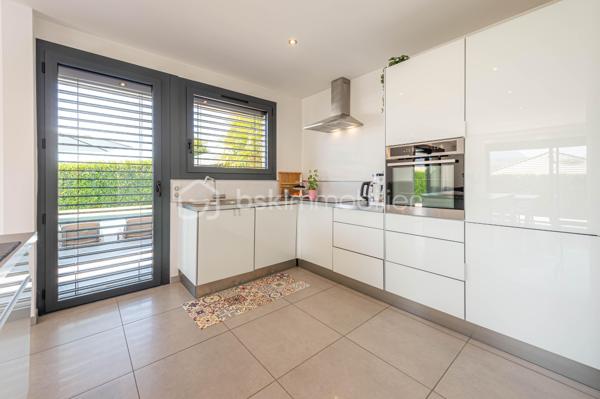Nouvelle EXCLUSIVITÉ BSK IMMOBILIER !

Vous recherchez une magnifique bâtisse de caractère rénovée avec goût, sur un terrain arboré d’environ 1 000 m² à deux pas du centre-village d’Albens ? Vous êtes au bon endroit !

Située sur les premières hauteurs de la commune, à seulement 1 minute de tous les commerces, venez découvrir cette remarquable propriété de 1968. 
Repensée en 2015, sa rénovation contemporaine lui confère un look californien liant l'intérieur et l'extérieur, idéal pour un cadre de vie haut de gamme et lumineux.

Le grand confort en plus : Pour un bien-être optimal en toutes saisons, la maison est entièrement climatisée au niveau des espaces de vie.

L'intérieur, baigné de lumière, se développe sur deux niveaux parfaitement agencés :

🌟 Le Rez-de-Jardin (Espace de vie principal)

• Vaste pièce de vie ouverte et climatisée comprenant une cuisine équipée, une salle à manger et un séjour avec accès direct à la terrasse entièrement carrelée et au jardin bordant la piscine offrant une vue panoramique imprenable sur les montagnes et la verdure environnante,
• Espace nuit : 3 belles chambres, une salle de bain (avec baignoire et douche) et un WC séparé.

📐 Le Premier Niveau (Idéal enfants ou invités)

• 2 chambres confortables,
• Un second espace de vie climatisé (salon bis, salle de jeux ou home-cinéma),
• Un coin cuisine annexe équipé et une seconde salle de bains.y

🚗 Les Annexes

• Un sous-sol complet avec garage double, buanderie et cave.
• Le petit + : Une véritable salle de sport aménagée pour vos séances à domicile !

🛠️ Prestations & Points Techniques

• Confort thermique : Climatisation sur les niveaux de vie et chauffage par radiateurs reliés à une pompe à chaleur Air/Eau,
• Ouvertures : Menuiseries en aluminium double vitrage, équipées de volets roulants motorisés de type BSO dans la pièce de vie,
• Côté détente : Une superbe piscine (9m x 4m) rénovée en 2015, chauffée et traitée au chlore, parfaite pour prolonger l'ambiance californienne.

Par son emplacement recherché, son panorama et la qualité de ses finitions, cette propriété est un bien rare sur le marché qui saura coup sûr vous séduire.

Contactez-moi dès aujourd'hui pour échanger sur votre projet et organiser une visite exclusive de ce coup de cœur !