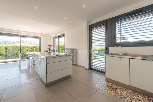 Nouvelle EXCLUSIVITÉ BSK IMMOBILIER !

Vous recherchez une magnifique bâtisse de caractère rénovée avec goût, sur un terrain arboré d’environ 1 000 m² à deux pas du centre-village d’Albens ? Vous êtes au bon endroit !

Située sur les premières hauteurs de la commune, à seulement 1 minute de tous les commerces, venez découvrir cette remarquable propriété de 1968. 
Repensée en 2015, sa rénovation contemporaine lui confère un look californien liant l'intérieur et l'extérieur, idéal pour un cadre de vie haut de gamme et lumineux.

Le grand confort en plus : Pour un bien-être optimal en toutes saisons, la maison est entièrement climatisée au niveau des espaces de vie.

L'intérieur, baigné de lumière, se développe sur deux niveaux parfaitement agencés :

🌟 Le Rez-de-Jardin (Espace de vie principal)

• Vaste pièce de vie ouverte et climatisée comprenant une cuisine équipée, une salle à manger et un séjour avec accès direct à la terrasse entièrement carrelée et au jardin bordant la piscine offrant une vue panoramique imprenable sur les montagnes et la verdure environnante,
• Espace nuit : 3 belles chambres, une salle de bain (avec baignoire et douche) et un WC séparé.

📐 Le Premier Niveau (Idéal enfants ou invités)

• 2 chambres confortables,
• Un second espace de vie climatisé (salon bis, salle de jeux ou home-cinéma),
• Un coin cuisine annexe équipé et une seconde salle de bains.y

🚗 Les Annexes

• Un sous-sol complet avec garage double, buanderie et cave.
• Le petit + : Une véritable salle de sport aménagée pour vos séances à domicile !

🛠️ Prestations & Points Techniques

• Confort thermique : Climatisation sur les niveaux de vie et chauffage par radiateurs reliés à une pompe à chaleur Air/Eau,
• Ouvertures : Menuiseries en aluminium double vitrage, équipées de volets roulants motorisés de type BSO dans la pièce de vie,
• Côté détente : Une superbe piscine (9m x 4m) rénovée en 2015, chauffée et traitée au chlore, parfaite pour prolonger l'ambiance californienne.

Par son emplacement recherché, son panorama et la qualité de ses finitions, cette propriété est un bien rare sur le marché qui saura coup sûr vous séduire.

Contactez-moi dès aujourd'hui pour échanger sur votre projet et organiser une visite exclusive de ce coup de cœur !