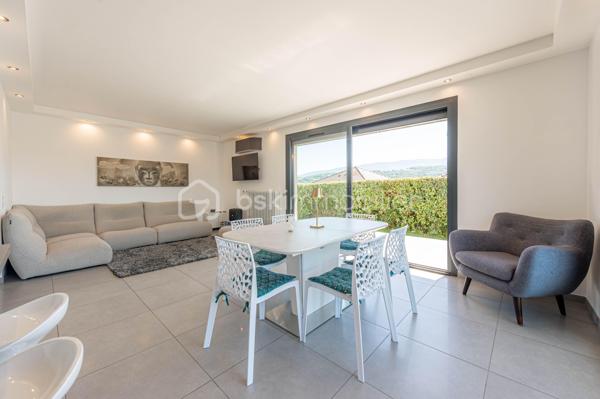 Nouvelle EXCLUSIVITÉ BSK IMMOBILIER !

Vous recherchez une magnifique bâtisse de caractère rénovée avec goût, sur un terrain arboré d’environ 1 000 m² à deux pas du centre-village d’Albens ? Vous êtes au bon endroit !

Située sur les premières hauteurs de la commune, à seulement 1 minute de tous les commerces, venez découvrir cette remarquable propriété de 1968. 
Repensée en 2015, sa rénovation contemporaine lui confère un look californien liant l'intérieur et l'extérieur, idéal pour un cadre de vie haut de gamme et lumineux.

Le grand confort en plus : Pour un bien-être optimal en toutes saisons, la maison est entièrement climatisée au niveau des espaces de vie.

L'intérieur, baigné de lumière, se développe sur deux niveaux parfaitement agencés :

🌟 Le Rez-de-Jardin (Espace de vie principal)

• Vaste pièce de vie ouverte et climatisée comprenant une cuisine équipée, une salle à manger et un séjour avec accès direct à la terrasse entièrement carrelée et au jardin bordant la piscine offrant une vue panoramique imprenable sur les montagnes et la verdure environnante,
• Espace nuit : 3 belles chambres, une salle de bain (avec baignoire et douche) et un WC séparé.

📐 Le Premier Niveau (Idéal enfants ou invités)

• 2 chambres confortables,
• Un second espace de vie climatisé (salon bis, salle de jeux ou home-cinéma),
• Un coin cuisine annexe équipé et une seconde salle de bains.y

🚗 Les Annexes

• Un sous-sol complet avec garage double, buanderie et cave.
• Le petit + : Une véritable salle de sport aménagée pour vos séances à domicile !

🛠️ Prestations & Points Techniques

• Confort thermique : Climatisation sur les niveaux de vie et chauffage par radiateurs reliés à une pompe à chaleur Air/Eau,
• Ouvertures : Menuiseries en aluminium double vitrage, équipées de volets roulants motorisés de type BSO dans la pièce de vie,
• Côté détente : Une superbe piscine (9m x 4m) rénovée en 2015, chauffée et traitée au chlore, parfaite pour prolonger l'ambiance californienne.

Par son emplacement recherché, son panorama et la qualité de ses finitions, cette propriété est un bien rare sur le marché qui saura coup sûr vous séduire.

Contactez-moi dès aujourd'hui pour échanger sur votre projet et organiser une visite exclusive de ce coup de cœur !
