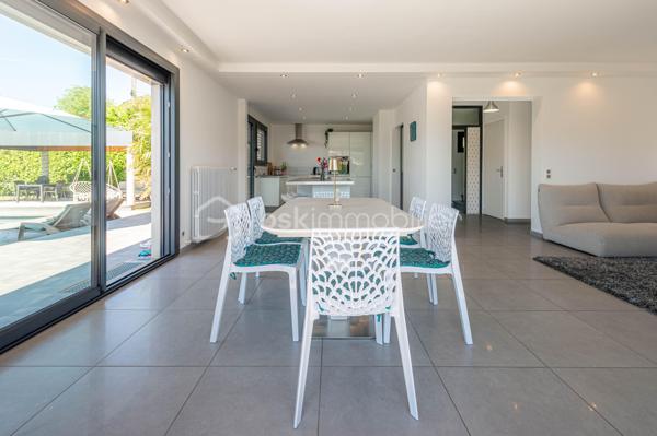 Nouvelle EXCLUSIVITÉ BSK IMMOBILIER !

Vous recherchez une magnifique bâtisse de caractère rénovée avec goût, sur un terrain arboré d’environ 1 000 m² à deux pas du centre-village d’Albens ? Vous êtes au bon endroit !

Située sur les premières hauteurs de la commune, à seulement 1 minute de tous les commerces, venez découvrir cette remarquable propriété de 1968. 
Repensée en 2015, sa rénovation contemporaine lui confère un look californien liant l'intérieur et l'extérieur, idéal pour un cadre de vie haut de gamme et lumineux.

Le grand confort en plus : Pour un bien-être optimal en toutes saisons, la maison est entièrement climatisée au niveau des espaces de vie.

L'intérieur, baigné de lumière, se développe sur deux niveaux parfaitement agencés :

🌟 Le Rez-de-Jardin (Espace de vie principal)

• Vaste pièce de vie ouverte et climatisée comprenant une cuisine équipée, une salle à manger et un séjour avec accès direct à la terrasse entièrement carrelée et au jardin bordant la piscine offrant une vue panoramique imprenable sur les montagnes et la verdure environnante,
• Espace nuit : 3 belles chambres, une salle de bain (avec baignoire et douche) et un WC séparé.

📐 Le Premier Niveau (Idéal enfants ou invités)

• 2 chambres confortables,
• Un second espace de vie climatisé (salon bis, salle de jeux ou home-cinéma),
• Un coin cuisine annexe équipé et une seconde salle de bains.y

🚗 Les Annexes

• Un sous-sol complet avec garage double, buanderie et cave.
• Le petit + : Une véritable salle de sport aménagée pour vos séances à domicile !

🛠️ Prestations & Points Techniques

• Confort thermique : Climatisation sur les niveaux de vie et chauffage par radiateurs reliés à une pompe à chaleur Air/Eau,
• Ouvertures : Menuiseries en aluminium double vitrage, équipées de volets roulants motorisés de type BSO dans la pièce de vie,
• Côté détente : Une superbe piscine (9m x 4m) rénovée en 2015, chauffée et traitée au chlore, parfaite pour prolonger l'ambiance californienne.

Par son emplacement recherché, son panorama et la qualité de ses finitions, cette propriété est un bien rare sur le marché qui saura coup sûr vous séduire.

Contactez-moi dès aujourd'hui pour échanger sur votre projet et organiser une visite exclusive de ce coup de cœur !