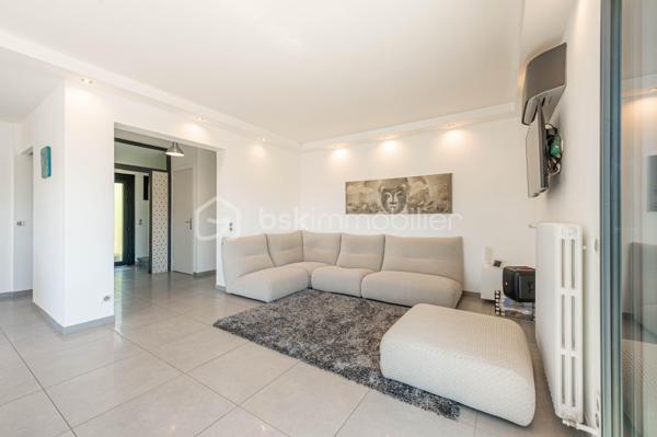 Nouvelle EXCLUSIVITÉ BSK IMMOBILIER !

Vous recherchez une magnifique bâtisse de caractère rénovée avec goût, sur un terrain arboré d’environ 1 000 m² à deux pas du centre-village d’Albens ? Vous êtes au bon endroit !

Située sur les premières hauteurs de la commune, à seulement 1 minute de tous les commerces, venez découvrir cette remarquable propriété de 1968. 
Repensée en 2015, sa rénovation contemporaine lui confère un look californien liant l'intérieur et l'extérieur, idéal pour un cadre de vie haut de gamme et lumineux.

Le grand confort en plus : Pour un bien-être optimal en toutes saisons, la maison est entièrement climatisée au niveau des espaces de vie.

L'intérieur, baigné de lumière, se développe sur deux niveaux parfaitement agencés :

🌟 Le Rez-de-Jardin (Espace de vie principal)

• Vaste pièce de vie ouverte et climatisée comprenant une cuisine équipée, une salle à manger et un séjour avec accès direct à la terrasse entièrement carrelée et au jardin bordant la piscine offrant une vue panoramique imprenable sur les montagnes et la verdure environnante,
• Espace nuit : 3 belles chambres, une salle de bain (avec baignoire et douche) et un WC séparé.

📐 Le Premier Niveau (Idéal enfants ou invités)

• 2 chambres confortables,
• Un second espace de vie climatisé (salon bis, salle de jeux ou home-cinéma),
• Un coin cuisine annexe équipé et une seconde salle de bains.y

🚗 Les Annexes

• Un sous-sol complet avec garage double, buanderie et cave.
• Le petit + : Une véritable salle de sport aménagée pour vos séances à domicile !

🛠️ Prestations & Points Techniques

• Confort thermique : Climatisation sur les niveaux de vie et chauffage par radiateurs reliés à une pompe à chaleur Air/Eau,
• Ouvertures : Menuiseries en aluminium double vitrage, équipées de volets roulants motorisés de type BSO dans la pièce de vie,
• Côté détente : Une superbe piscine (9m x 4m) rénovée en 2015, chauffée et traitée au chlore, parfaite pour prolonger l'ambiance californienne.

Par son emplacement recherché, son panorama et la qualité de ses finitions, cette propriété est un bien rare sur le marché qui saura coup sûr vous séduire.

Contactez-moi dès aujourd'hui pour échanger sur votre projet et organiser une visite exclusive de ce coup de cœur !