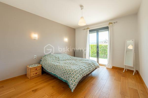 Nouvelle EXCLUSIVITÉ BSK IMMOBILIER !

Vous recherchez une magnifique bâtisse de caractère rénovée avec goût, sur un terrain arboré d’environ 1 000 m² à deux pas du centre-village d’Albens ? Vous êtes au bon endroit !

Située sur les premières hauteurs de la commune, à seulement 1 minute de tous les commerces, venez découvrir cette remarquable propriété de 1968. 
Repensée en 2015, sa rénovation contemporaine lui confère un look californien liant l'intérieur et l'extérieur, idéal pour un cadre de vie haut de gamme et lumineux.

Le grand confort en plus : Pour un bien-être optimal en toutes saisons, la maison est entièrement climatisée au niveau des espaces de vie.

L'intérieur, baigné de lumière, se développe sur deux niveaux parfaitement agencés :

🌟 Le Rez-de-Jardin (Espace de vie principal)

• Vaste pièce de vie ouverte et climatisée comprenant une cuisine équipée, une salle à manger et un séjour avec accès direct à la terrasse entièrement carrelée et au jardin bordant la piscine offrant une vue panoramique imprenable sur les montagnes et la verdure environnante,
• Espace nuit : 3 belles chambres, une salle de bain (avec baignoire et douche) et un WC séparé.

📐 Le Premier Niveau (Idéal enfants ou invités)

• 2 chambres confortables,
• Un second espace de vie climatisé (salon bis, salle de jeux ou home-cinéma),
• Un coin cuisine annexe équipé et une seconde salle de bains.y

🚗 Les Annexes

• Un sous-sol complet avec garage double, buanderie et cave.
• Le petit + : Une véritable salle de sport aménagée pour vos séances à domicile !

🛠️ Prestations & Points Techniques

• Confort thermique : Climatisation sur les niveaux de vie et chauffage par radiateurs reliés à une pompe à chaleur Air/Eau,
• Ouvertures : Menuiseries en aluminium double vitrage, équipées de volets roulants motorisés de type BSO dans la pièce de vie,
• Côté détente : Une superbe piscine (9m x 4m) rénovée en 2015, chauffée et traitée au chlore, parfaite pour prolonger l'ambiance californienne.

Par son emplacement recherché, son panorama et la qualité de ses finitions, cette propriété est un bien rare sur le marché qui saura coup sûr vous séduire.

Contactez-moi dès aujourd'hui pour échanger sur votre projet et organiser une visite exclusive de ce coup de cœur !