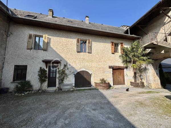 Située dans un environnement calme, à seulement 15 minutes de Chambéry, 25 minutes d'Albertville et avec un accès rapide aux autoroutes A41 et A43 (Grenoble à 35 minutes), cette maison F7 de 272 m², entièrement rénovée et climatisée, offre une vue dégagée sur le Granier.

La pièce de vie de 55,30 m² s'ouvre directement sur une terrasse panoramique de 14 m², idéale pour profiter du paysage. Une cuisine indépendante complète cet espace ainsi qu'un coin cheminée.

Côté nuit, vous découvrirez une suite parentale de 68 m² avec dressing et coin eau, ainsi que cinq chambres supplémentaires, permettant d'accueillir une grande famille ou de développer un projet de chambres d'hôtes.

Fonctionnelle, la maison dispose également d'un cellier, d'une buanderie, d'une salle de bains, d'une salle d'eau et d'un espace bureau.

Le sous-sol offre 76,36 m² de caves, dont deux magnifiques caves voûtées de 35,12 m² et 37,51 m², apportant un véritable cachet à la propriété.

En annexe, un bâtiment indépendant comprend un garage pour deux-roues ainsi qu'un espace détente avec jacuzzi.

Côté confort, la maison bénéficie d'équipements performants : pompe à chaleur réversible, chaudière à granulés avec silo de 5 tonnes, cheminée, ballon thermodynamique et double vitrage sur l'ensemble des ouvertures.

Classée DPE C, avec un GES A, elle affiche une consommation énergétique maîtrisée, avec un coût de chauffage estimé à environ 1 800 € par an grâce à la chaudière à granulés.

Ce bien conviendra aussi bien à une grande famille, une famille recomposée, qu'à un projet de chambres d'hôtes ou d'investissement locatif, la configuration permettant d'envisager une séparation des espaces.