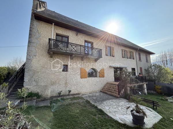 Située dans un environnement calme, à seulement 15 minutes de Chambéry, 25 minutes d'Albertville et avec un accès rapide aux autoroutes A41 et A43 (Grenoble à 35 minutes), cette maison F7 de 272 m², entièrement rénovée et climatisée, offre une vue dégagée sur le Granier.

La pièce de vie de 55,30 m² s'ouvre directement sur une terrasse panoramique de 14 m², idéale pour profiter du paysage. Une cuisine indépendante complète cet espace ainsi qu'un coin cheminée.

Côté nuit, vous découvrirez une suite parentale de 68 m² avec dressing et coin eau, ainsi que cinq chambres supplémentaires, permettant d'accueillir une grande famille ou de développer un projet de chambres d'hôtes.

Fonctionnelle, la maison dispose également d'un cellier, d'une buanderie, d'une salle de bains, d'une salle d'eau et d'un espace bureau.

Le sous-sol offre 76,36 m² de caves, dont deux magnifiques caves voûtées de 35,12 m² et 37,51 m², apportant un véritable cachet à la propriété.

En annexe, un bâtiment indépendant comprend un garage pour deux-roues ainsi qu'un espace détente avec jacuzzi.

Côté confort, la maison bénéficie d'équipements performants : pompe à chaleur réversible, chaudière à granulés avec silo de 5 tonnes, cheminée, ballon thermodynamique et double vitrage sur l'ensemble des ouvertures.

Classée DPE C, avec un GES A, elle affiche une consommation énergétique maîtrisée, avec un coût de chauffage estimé à environ 1 800 € par an grâce à la chaudière à granulés.

Ce bien conviendra aussi bien à une grande famille, une famille recomposée, qu'à un projet de chambres d'hôtes ou d'investissement locatif, la configuration permettant d'envisager une séparation des espaces.