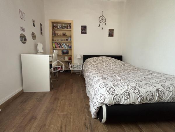Située dans un environnement calme, à seulement 15 minutes de Chambéry, 25 minutes d'Albertville et avec un accès rapide aux autoroutes A41 et A43 (Grenoble à 35 minutes), cette maison F7 de 272 m², entièrement rénovée et climatisée, offre une vue dégagée sur le Granier.

La pièce de vie de 55,30 m² s'ouvre directement sur une terrasse panoramique de 14 m², idéale pour profiter du paysage. Une cuisine indépendante complète cet espace ainsi qu'un coin cheminée.

Côté nuit, vous découvrirez une suite parentale de 68 m² avec dressing et coin eau, ainsi que cinq chambres supplémentaires, permettant d'accueillir une grande famille ou de développer un projet de chambres d'hôtes.

Fonctionnelle, la maison dispose également d'un cellier, d'une buanderie, d'une salle de bains, d'une salle d'eau et d'un espace bureau.

Le sous-sol offre 76,36 m² de caves, dont deux magnifiques caves voûtées de 35,12 m² et 37,51 m², apportant un véritable cachet à la propriété.

En annexe, un bâtiment indépendant comprend un garage pour deux-roues ainsi qu'un espace détente avec jacuzzi.

Côté confort, la maison bénéficie d'équipements performants : pompe à chaleur réversible, chaudière à granulés avec silo de 5 tonnes, cheminée, ballon thermodynamique et double vitrage sur l'ensemble des ouvertures.

Classée DPE C, avec un GES A, elle affiche une consommation énergétique maîtrisée, avec un coût de chauffage estimé à environ 1 800 € par an grâce à la chaudière à granulés.

Ce bien conviendra aussi bien à une grande famille, une famille recomposée, qu'à un projet de chambres d'hôtes ou d'investissement locatif, la configuration permettant d'envisager une séparation des espaces.