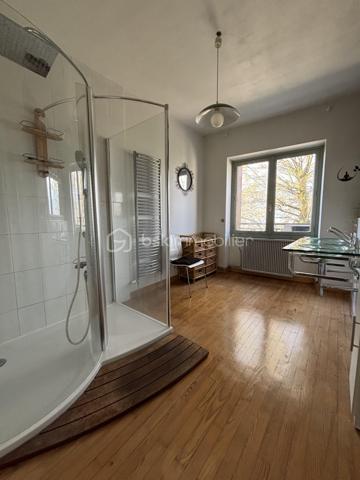 Située dans un environnement calme, à seulement 15 minutes de Chambéry, 25 minutes d'Albertville et avec un accès rapide aux autoroutes A41 et A43 (Grenoble à 35 minutes), cette maison F7 de 272 m², entièrement rénovée et climatisée, offre une vue dégagée sur le Granier.

La pièce de vie de 55,30 m² s'ouvre directement sur une terrasse panoramique de 14 m², idéale pour profiter du paysage. Une cuisine indépendante complète cet espace ainsi qu'un coin cheminée.

Côté nuit, vous découvrirez une suite parentale de 68 m² avec dressing et coin eau, ainsi que cinq chambres supplémentaires, permettant d'accueillir une grande famille ou de développer un projet de chambres d'hôtes.

Fonctionnelle, la maison dispose également d'un cellier, d'une buanderie, d'une salle de bains, d'une salle d'eau et d'un espace bureau.

Le sous-sol offre 76,36 m² de caves, dont deux magnifiques caves voûtées de 35,12 m² et 37,51 m², apportant un véritable cachet à la propriété.

En annexe, un bâtiment indépendant comprend un garage pour deux-roues ainsi qu'un espace détente avec jacuzzi.

Côté confort, la maison bénéficie d'équipements performants : pompe à chaleur réversible, chaudière à granulés avec silo de 5 tonnes, cheminée, ballon thermodynamique et double vitrage sur l'ensemble des ouvertures.

Classée DPE C, avec un GES A, elle affiche une consommation énergétique maîtrisée, avec un coût de chauffage estimé à environ 1 800 € par an grâce à la chaudière à granulés.

Ce bien conviendra aussi bien à une grande famille, une famille recomposée, qu'à un projet de chambres d'hôtes ou d'investissement locatif, la configuration permettant d'envisager une séparation des espaces.