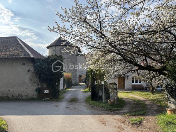 Située dans un environnement calme, à seulement 15 minutes de Chambéry, 25 minutes d'Albertville et avec un accès rapide aux autoroutes A41 et A43 (Grenoble à 35 minutes), cette maison F7 de 272 m², entièrement rénovée et climatisée, offre une vue dégagée sur le Granier.

La pièce de vie de 55,30 m² s'ouvre directement sur une terrasse panoramique de 14 m², idéale pour profiter du paysage. Une cuisine indépendante complète cet espace ainsi qu'un coin cheminée.

Côté nuit, vous découvrirez une suite parentale de 68 m² avec dressing et coin eau, ainsi que cinq chambres supplémentaires, permettant d'accueillir une grande famille ou de développer un projet de chambres d'hôtes.

Fonctionnelle, la maison dispose également d'un cellier, d'une buanderie, d'une salle de bains, d'une salle d'eau et d'un espace bureau.

Le sous-sol offre 76,36 m² de caves, dont deux magnifiques caves voûtées de 35,12 m² et 37,51 m², apportant un véritable cachet à la propriété.

En annexe, un bâtiment indépendant comprend un garage pour deux-roues ainsi qu'un espace détente avec jacuzzi.

Côté confort, la maison bénéficie d'équipements performants : pompe à chaleur réversible, chaudière à granulés avec silo de 5 tonnes, cheminée, ballon thermodynamique et double vitrage sur l'ensemble des ouvertures.

Classée DPE C, avec un GES A, elle affiche une consommation énergétique maîtrisée, avec un coût de chauffage estimé à environ 1 800 € par an grâce à la chaudière à granulés.

Ce bien conviendra aussi bien à une grande famille, une famille recomposée, qu'à un projet de chambres d'hôtes ou d'investissement locatif, la configuration permettant d'envisager une séparation des espaces.