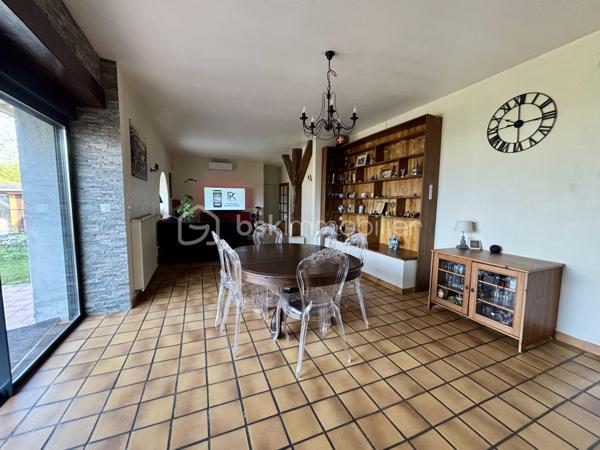 Située dans un environnement calme, à seulement 15 minutes de Chambéry, 25 minutes d'Albertville et avec un accès rapide aux autoroutes A41 et A43 (Grenoble à 35 minutes), cette maison F7 de 272 m², entièrement rénovée et climatisée, offre une vue dégagée sur le Granier.

La pièce de vie de 55,30 m² s'ouvre directement sur une terrasse panoramique de 14 m², idéale pour profiter du paysage. Une cuisine indépendante complète cet espace ainsi qu'un coin cheminée.

Côté nuit, vous découvrirez une suite parentale de 68 m² avec dressing et coin eau, ainsi que cinq chambres supplémentaires, permettant d'accueillir une grande famille ou de développer un projet de chambres d'hôtes.

Fonctionnelle, la maison dispose également d'un cellier, d'une buanderie, d'une salle de bains, d'une salle d'eau et d'un espace bureau.

Le sous-sol offre 76,36 m² de caves, dont deux magnifiques caves voûtées de 35,12 m² et 37,51 m², apportant un véritable cachet à la propriété.

En annexe, un bâtiment indépendant comprend un garage pour deux-roues ainsi qu'un espace détente avec jacuzzi.

Côté confort, la maison bénéficie d'équipements performants : pompe à chaleur réversible, chaudière à granulés avec silo de 5 tonnes, cheminée, ballon thermodynamique et double vitrage sur l'ensemble des ouvertures.

Classée DPE C, avec un GES A, elle affiche une consommation énergétique maîtrisée, avec un coût de chauffage estimé à environ 1 800 € par an grâce à la chaudière à granulés.

Ce bien conviendra aussi bien à une grande famille, une famille recomposée, qu'à un projet de chambres d'hôtes ou d'investissement locatif, la configuration permettant d'envisager une séparation des espaces.