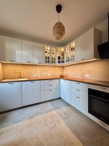 Située dans un environnement calme, à seulement 15 minutes de Chambéry, 25 minutes d'Albertville et avec un accès rapide aux autoroutes A41 et A43 (Grenoble à 35 minutes), cette maison F7 de 272 m², entièrement rénovée et climatisée, offre une vue dégagée sur le Granier.

La pièce de vie de 55,30 m² s'ouvre directement sur une terrasse panoramique de 14 m², idéale pour profiter du paysage. Une cuisine indépendante complète cet espace ainsi qu'un coin cheminée.

Côté nuit, vous découvrirez une suite parentale de 68 m² avec dressing et coin eau, ainsi que cinq chambres supplémentaires, permettant d'accueillir une grande famille ou de développer un projet de chambres d'hôtes.

Fonctionnelle, la maison dispose également d'un cellier, d'une buanderie, d'une salle de bains, d'une salle d'eau et d'un espace bureau.

Le sous-sol offre 76,36 m² de caves, dont deux magnifiques caves voûtées de 35,12 m² et 37,51 m², apportant un véritable cachet à la propriété.

En annexe, un bâtiment indépendant comprend un garage pour deux-roues ainsi qu'un espace détente avec jacuzzi.

Côté confort, la maison bénéficie d'équipements performants : pompe à chaleur réversible, chaudière à granulés avec silo de 5 tonnes, cheminée, ballon thermodynamique et double vitrage sur l'ensemble des ouvertures.

Classée DPE C, avec un GES A, elle affiche une consommation énergétique maîtrisée, avec un coût de chauffage estimé à environ 1 800 € par an grâce à la chaudière à granulés.

Ce bien conviendra aussi bien à une grande famille, une famille recomposée, qu'à un projet de chambres d'hôtes ou d'investissement locatif, la configuration permettant d'envisager une séparation des espaces.