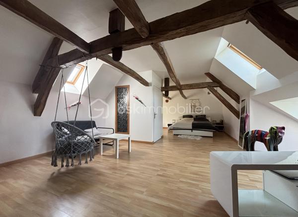 Située dans un environnement calme, à seulement 15 minutes de Chambéry, 25 minutes d'Albertville et avec un accès rapide aux autoroutes A41 et A43 (Grenoble à 35 minutes), cette maison F7 de 272 m², entièrement rénovée et climatisée, offre une vue dégagée sur le Granier.

La pièce de vie de 55,30 m² s'ouvre directement sur une terrasse panoramique de 14 m², idéale pour profiter du paysage. Une cuisine indépendante complète cet espace ainsi qu'un coin cheminée.

Côté nuit, vous découvrirez une suite parentale de 68 m² avec dressing et coin eau, ainsi que cinq chambres supplémentaires, permettant d'accueillir une grande famille ou de développer un projet de chambres d'hôtes.

Fonctionnelle, la maison dispose également d'un cellier, d'une buanderie, d'une salle de bains, d'une salle d'eau et d'un espace bureau.

Le sous-sol offre 76,36 m² de caves, dont deux magnifiques caves voûtées de 35,12 m² et 37,51 m², apportant un véritable cachet à la propriété.

En annexe, un bâtiment indépendant comprend un garage pour deux-roues ainsi qu'un espace détente avec jacuzzi.

Côté confort, la maison bénéficie d'équipements performants : pompe à chaleur réversible, chaudière à granulés avec silo de 5 tonnes, cheminée, ballon thermodynamique et double vitrage sur l'ensemble des ouvertures.

Classée DPE C, avec un GES A, elle affiche une consommation énergétique maîtrisée, avec un coût de chauffage estimé à environ 1 800 € par an grâce à la chaudière à granulés.

Ce bien conviendra aussi bien à une grande famille, une famille recomposée, qu'à un projet de chambres d'hôtes ou d'investissement locatif, la configuration permettant d'envisager une séparation des espaces.