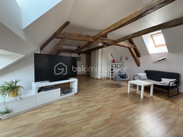 Située dans un environnement calme, à seulement 15 minutes de Chambéry, 25 minutes d'Albertville et avec un accès rapide aux autoroutes A41 et A43 (Grenoble à 35 minutes), cette maison F7 de 272 m², entièrement rénovée et climatisée, offre une vue dégagée sur le Granier.

La pièce de vie de 55,30 m² s'ouvre directement sur une terrasse panoramique de 14 m², idéale pour profiter du paysage. Une cuisine indépendante complète cet espace ainsi qu'un coin cheminée.

Côté nuit, vous découvrirez une suite parentale de 68 m² avec dressing et coin eau, ainsi que cinq chambres supplémentaires, permettant d'accueillir une grande famille ou de développer un projet de chambres d'hôtes.

Fonctionnelle, la maison dispose également d'un cellier, d'une buanderie, d'une salle de bains, d'une salle d'eau et d'un espace bureau.

Le sous-sol offre 76,36 m² de caves, dont deux magnifiques caves voûtées de 35,12 m² et 37,51 m², apportant un véritable cachet à la propriété.

En annexe, un bâtiment indépendant comprend un garage pour deux-roues ainsi qu'un espace détente avec jacuzzi.

Côté confort, la maison bénéficie d'équipements performants : pompe à chaleur réversible, chaudière à granulés avec silo de 5 tonnes, cheminée, ballon thermodynamique et double vitrage sur l'ensemble des ouvertures.

Classée DPE C, avec un GES A, elle affiche une consommation énergétique maîtrisée, avec un coût de chauffage estimé à environ 1 800 € par an grâce à la chaudière à granulés.

Ce bien conviendra aussi bien à une grande famille, une famille recomposée, qu'à un projet de chambres d'hôtes ou d'investissement locatif, la configuration permettant d'envisager une séparation des espaces.