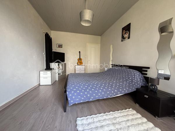 Située dans un environnement calme, à seulement 15 minutes de Chambéry, 25 minutes d'Albertville et avec un accès rapide aux autoroutes A41 et A43 (Grenoble à 35 minutes), cette maison F7 de 272 m², entièrement rénovée et climatisée, offre une vue dégagée sur le Granier.

La pièce de vie de 55,30 m² s'ouvre directement sur une terrasse panoramique de 14 m², idéale pour profiter du paysage. Une cuisine indépendante complète cet espace ainsi qu'un coin cheminée.

Côté nuit, vous découvrirez une suite parentale de 68 m² avec dressing et coin eau, ainsi que cinq chambres supplémentaires, permettant d'accueillir une grande famille ou de développer un projet de chambres d'hôtes.

Fonctionnelle, la maison dispose également d'un cellier, d'une buanderie, d'une salle de bains, d'une salle d'eau et d'un espace bureau.

Le sous-sol offre 76,36 m² de caves, dont deux magnifiques caves voûtées de 35,12 m² et 37,51 m², apportant un véritable cachet à la propriété.

En annexe, un bâtiment indépendant comprend un garage pour deux-roues ainsi qu'un espace détente avec jacuzzi.

Côté confort, la maison bénéficie d'équipements performants : pompe à chaleur réversible, chaudière à granulés avec silo de 5 tonnes, cheminée, ballon thermodynamique et double vitrage sur l'ensemble des ouvertures.

Classée DPE C, avec un GES A, elle affiche une consommation énergétique maîtrisée, avec un coût de chauffage estimé à environ 1 800 € par an grâce à la chaudière à granulés.

Ce bien conviendra aussi bien à une grande famille, une famille recomposée, qu'à un projet de chambres d'hôtes ou d'investissement locatif, la configuration permettant d'envisager une séparation des espaces.