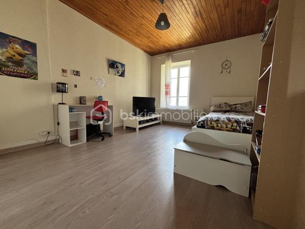 Située dans un environnement calme, à seulement 15 minutes de Chambéry, 25 minutes d'Albertville et avec un accès rapide aux autoroutes A41 et A43 (Grenoble à 35 minutes), cette maison F7 de 272 m², entièrement rénovée et climatisée, offre une vue dégagée sur le Granier.

La pièce de vie de 55,30 m² s'ouvre directement sur une terrasse panoramique de 14 m², idéale pour profiter du paysage. Une cuisine indépendante complète cet espace ainsi qu'un coin cheminée.

Côté nuit, vous découvrirez une suite parentale de 68 m² avec dressing et coin eau, ainsi que cinq chambres supplémentaires, permettant d'accueillir une grande famille ou de développer un projet de chambres d'hôtes.

Fonctionnelle, la maison dispose également d'un cellier, d'une buanderie, d'une salle de bains, d'une salle d'eau et d'un espace bureau.

Le sous-sol offre 76,36 m² de caves, dont deux magnifiques caves voûtées de 35,12 m² et 37,51 m², apportant un véritable cachet à la propriété.

En annexe, un bâtiment indépendant comprend un garage pour deux-roues ainsi qu'un espace détente avec jacuzzi.

Côté confort, la maison bénéficie d'équipements performants : pompe à chaleur réversible, chaudière à granulés avec silo de 5 tonnes, cheminée, ballon thermodynamique et double vitrage sur l'ensemble des ouvertures.

Classée DPE C, avec un GES A, elle affiche une consommation énergétique maîtrisée, avec un coût de chauffage estimé à environ 1 800 € par an grâce à la chaudière à granulés.

Ce bien conviendra aussi bien à une grande famille, une famille recomposée, qu'à un projet de chambres d'hôtes ou d'investissement locatif, la configuration permettant d'envisager une séparation des espaces.