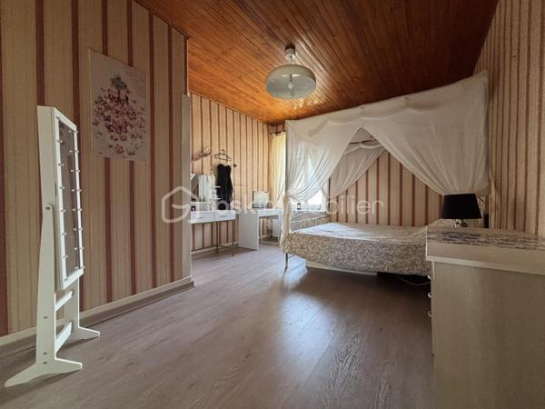 Située dans un environnement calme, à seulement 15 minutes de Chambéry, 25 minutes d'Albertville et avec un accès rapide aux autoroutes A41 et A43 (Grenoble à 35 minutes), cette maison F7 de 272 m², entièrement rénovée et climatisée, offre une vue dégagée sur le Granier.

La pièce de vie de 55,30 m² s'ouvre directement sur une terrasse panoramique de 14 m², idéale pour profiter du paysage. Une cuisine indépendante complète cet espace ainsi qu'un coin cheminée.

Côté nuit, vous découvrirez une suite parentale de 68 m² avec dressing et coin eau, ainsi que cinq chambres supplémentaires, permettant d'accueillir une grande famille ou de développer un projet de chambres d'hôtes.

Fonctionnelle, la maison dispose également d'un cellier, d'une buanderie, d'une salle de bains, d'une salle d'eau et d'un espace bureau.

Le sous-sol offre 76,36 m² de caves, dont deux magnifiques caves voûtées de 35,12 m² et 37,51 m², apportant un véritable cachet à la propriété.

En annexe, un bâtiment indépendant comprend un garage pour deux-roues ainsi qu'un espace détente avec jacuzzi.

Côté confort, la maison bénéficie d'équipements performants : pompe à chaleur réversible, chaudière à granulés avec silo de 5 tonnes, cheminée, ballon thermodynamique et double vitrage sur l'ensemble des ouvertures.

Classée DPE C, avec un GES A, elle affiche une consommation énergétique maîtrisée, avec un coût de chauffage estimé à environ 1 800 € par an grâce à la chaudière à granulés.

Ce bien conviendra aussi bien à une grande famille, une famille recomposée, qu'à un projet de chambres d'hôtes ou d'investissement locatif, la configuration permettant d'envisager une séparation des espaces.