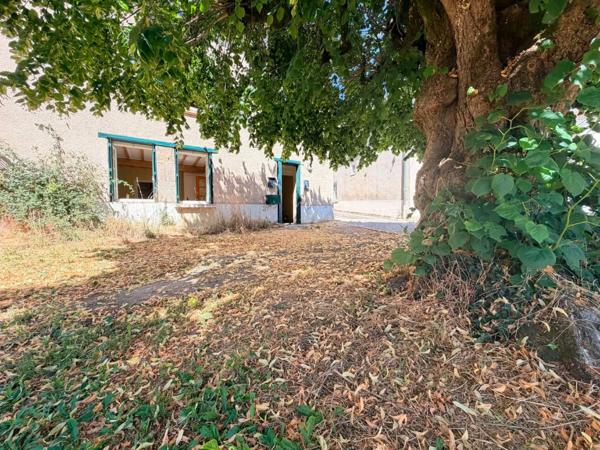 PROCHE CENTRE VILLE, MAISON A RENOVER 79 m², JARDIN, 2 CHAMBRES, COMBLES AMENAGEABLE, ASSAINISSEMENT COLLECTIF