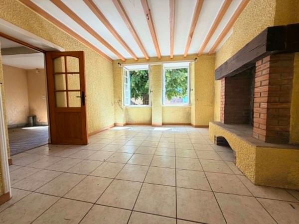 PROCHE CENTRE VILLE, MAISON A RENOVER 79 m², JARDIN, 2 CHAMBRES, COMBLES AMENAGEABLE, ASSAINISSEMENT COLLECTIF