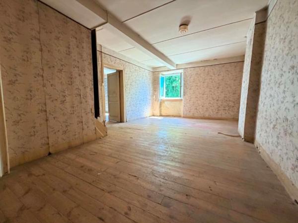 PROCHE CENTRE VILLE, MAISON A RENOVER 79 m², JARDIN, 2 CHAMBRES, COMBLES AMENAGEABLE, ASSAINISSEMENT COLLECTIF