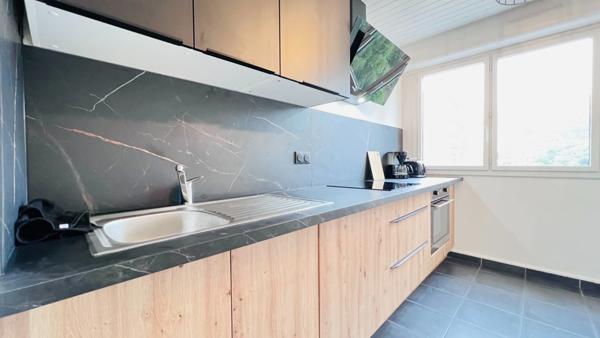 Dpt Finistère (29), A vendre QUIMPER Ouest, Appartement type 4 meublé de 77 m² habitable avec deux balcons - Cave.