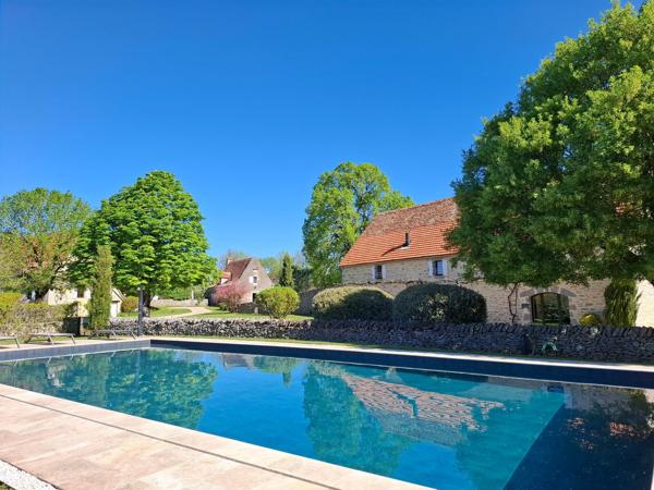 Domaine d'exception du XVIIIe siècle , composé de 4 gîtes et maison d'habitation ,exploitable immédiatement !