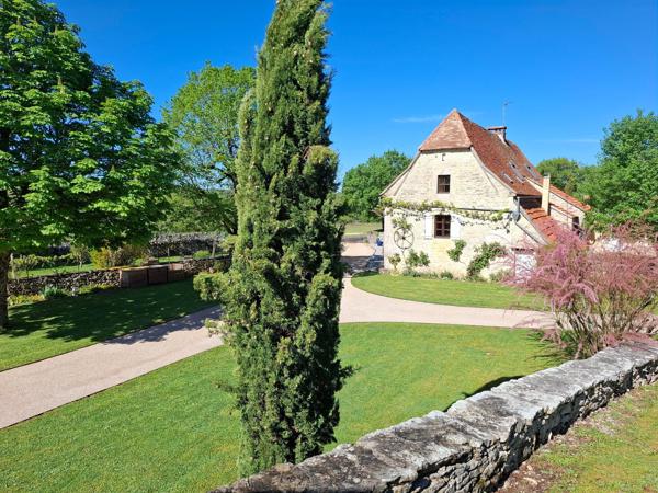 Domaine d'exception du XVIIIe siècle , composé de 4 gîtes et maison d'habitation ,exploitable immédiatement !