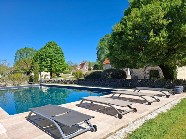 Domaine d'exception du XVIIIe siècle , composé de 4 gîtes et maison d'habitation ,exploitable immédiatement !