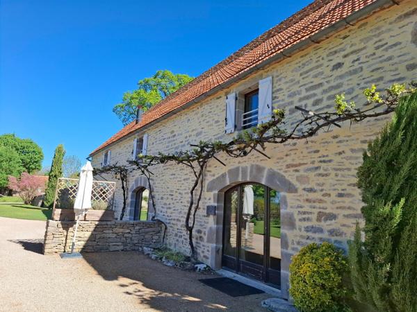 Domaine d'exception du XVIIIe siècle , composé de 4 gîtes et maison d'habitation ,exploitable immédiatement !