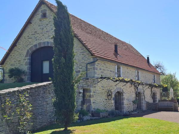Domaine d'exception du XVIIIe siècle , composé de 4 gîtes et maison d'habitation ,exploitable immédiatement !