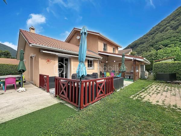 EXCLUSIF sur VIZILLE: Venez découvrir cette jolie maison de 130m2 environ, édifiée sur un terrain de plus de 650m2, plat et arboré.

Elle se compose; au rez-de-chaussée:
- Cuisine équipée ouverte 
- Pièce de vie lumineuse avec accès sur l'extérieur
- Suite parentale avec placard, salle d'eau et WC
- Buanderie
- WC séparé
- Garage avec accès direct 

À l'étage:
- 3 chambres (dont une avec dressing)
- Salle de bains avec baignoire, douche et WC

Côté extérieur:
- Jardin avec piscine hors sol
- Grande terrasse  SANS VIS À VIS avec store-ban électrique
- Atelier de stockage (d'environ 15m2)
- Cabanons en bois
- Portail motorisé

Pour votre confort:
- Fibre optique
- Menuiserie en PVC double vitrage
- Volets roulants électriques
- Chaudière gaz (2022)
- Visiophone

Côté secteur: Vous serez séduit par son cadre paisible tout en ayant écoles maternelle, primaire et transports à pieds.
 Un collège, un lycée Général et Technique sont également présents sur la commune.

Taxe foncière: 2054€/an

À visiter sans tarder!!