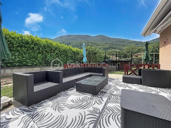 EXCLUSIF sur VIZILLE: Venez découvrir cette jolie maison de 130m2 environ, édifiée sur un terrain de plus de 650m2, plat et arboré.

Elle se compose; au rez-de-chaussée:
- Cuisine équipée ouverte 
- Pièce de vie lumineuse avec accès sur l'extérieur
- Suite parentale avec placard, salle d'eau et WC
- Buanderie
- WC séparé
- Garage avec accès direct 

À l'étage:
- 3 chambres (dont une avec dressing)
- Salle de bains avec baignoire, douche et WC

Côté extérieur:
- Jardin avec piscine hors sol
- Grande terrasse  SANS VIS À VIS avec store-ban électrique
- Atelier de stockage (d'environ 15m2)
- Cabanons en bois
- Portail motorisé

Pour votre confort:
- Fibre optique
- Menuiserie en PVC double vitrage
- Volets roulants électriques
- Chaudière gaz (2022)
- Visiophone

Côté secteur: Vous serez séduit par son cadre paisible tout en ayant écoles maternelle, primaire et transports à pieds.
 Un collège, un lycée Général et Technique sont également présents sur la commune.

Taxe foncière: 2054€/an

À visiter sans tarder!!