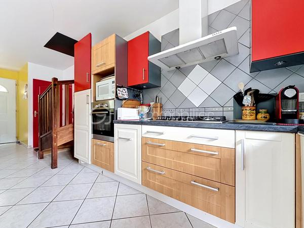 EXCLUSIF sur VIZILLE: Venez découvrir cette jolie maison de 130m2 environ, édifiée sur un terrain de plus de 650m2, plat et arboré.

Elle se compose; au rez-de-chaussée:
- Cuisine équipée ouverte 
- Pièce de vie lumineuse avec accès sur l'extérieur
- Suite parentale avec placard, salle d'eau et WC
- Buanderie
- WC séparé
- Garage avec accès direct 

À l'étage:
- 3 chambres (dont une avec dressing)
- Salle de bains avec baignoire, douche et WC

Côté extérieur:
- Jardin avec piscine hors sol
- Grande terrasse  SANS VIS À VIS avec store-ban électrique
- Atelier de stockage (d'environ 15m2)
- Cabanons en bois
- Portail motorisé

Pour votre confort:
- Fibre optique
- Menuiserie en PVC double vitrage
- Volets roulants électriques
- Chaudière gaz (2022)
- Visiophone

Côté secteur: Vous serez séduit par son cadre paisible tout en ayant écoles maternelle, primaire et transports à pieds.
 Un collège, un lycée Général et Technique sont également présents sur la commune.

Taxe foncière: 2054€/an

À visiter sans tarder!!