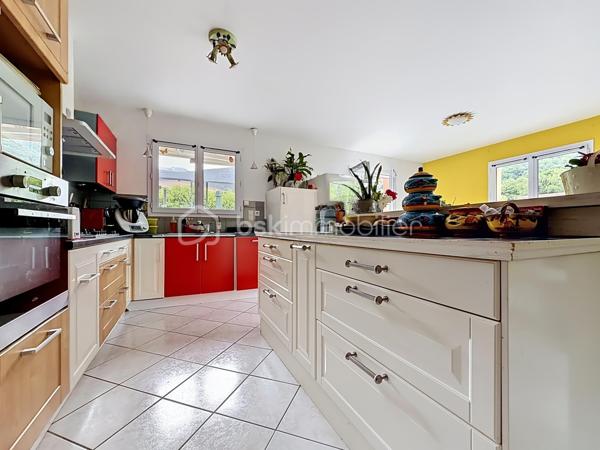 EXCLUSIF sur VIZILLE: Venez découvrir cette jolie maison de 130m2 environ, édifiée sur un terrain de plus de 650m2, plat et arboré.

Elle se compose; au rez-de-chaussée:
- Cuisine équipée ouverte 
- Pièce de vie lumineuse avec accès sur l'extérieur
- Suite parentale avec placard, salle d'eau et WC
- Buanderie
- WC séparé
- Garage avec accès direct 

À l'étage:
- 3 chambres (dont une avec dressing)
- Salle de bains avec baignoire, douche et WC

Côté extérieur:
- Jardin avec piscine hors sol
- Grande terrasse  SANS VIS À VIS avec store-ban électrique
- Atelier de stockage (d'environ 15m2)
- Cabanons en bois
- Portail motorisé

Pour votre confort:
- Fibre optique
- Menuiserie en PVC double vitrage
- Volets roulants électriques
- Chaudière gaz (2022)
- Visiophone

Côté secteur: Vous serez séduit par son cadre paisible tout en ayant écoles maternelle, primaire et transports à pieds.
 Un collège, un lycée Général et Technique sont également présents sur la commune.

Taxe foncière: 2054€/an

À visiter sans tarder!!