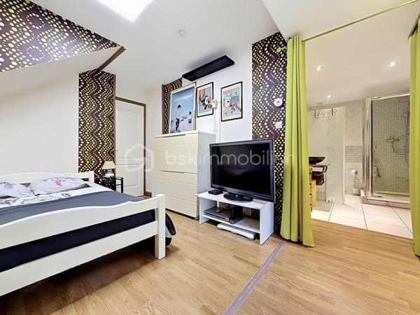 EXCLUSIF sur VIZILLE: Venez découvrir cette jolie maison de 130m2 environ, édifiée sur un terrain de plus de 650m2, plat et arboré.

Elle se compose; au rez-de-chaussée:
- Cuisine équipée ouverte 
- Pièce de vie lumineuse avec accès sur l'extérieur
- Suite parentale avec placard, salle d'eau et WC
- Buanderie
- WC séparé
- Garage avec accès direct 

À l'étage:
- 3 chambres (dont une avec dressing)
- Salle de bains avec baignoire, douche et WC

Côté extérieur:
- Jardin avec piscine hors sol
- Grande terrasse  SANS VIS À VIS avec store-ban électrique
- Atelier de stockage (d'environ 15m2)
- Cabanons en bois
- Portail motorisé

Pour votre confort:
- Fibre optique
- Menuiserie en PVC double vitrage
- Volets roulants électriques
- Chaudière gaz (2022)
- Visiophone

Côté secteur: Vous serez séduit par son cadre paisible tout en ayant écoles maternelle, primaire et transports à pieds.
 Un collège, un lycée Général et Technique sont également présents sur la commune.

Taxe foncière: 2054€/an

À visiter sans tarder!!