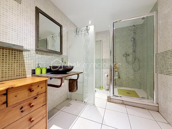 EXCLUSIF sur VIZILLE: Venez découvrir cette jolie maison de 130m2 environ, édifiée sur un terrain de plus de 650m2, plat et arboré.

Elle se compose; au rez-de-chaussée:
- Cuisine équipée ouverte 
- Pièce de vie lumineuse avec accès sur l'extérieur
- Suite parentale avec placard, salle d'eau et WC
- Buanderie
- WC séparé
- Garage avec accès direct 

À l'étage:
- 3 chambres (dont une avec dressing)
- Salle de bains avec baignoire, douche et WC

Côté extérieur:
- Jardin avec piscine hors sol
- Grande terrasse  SANS VIS À VIS avec store-ban électrique
- Atelier de stockage (d'environ 15m2)
- Cabanons en bois
- Portail motorisé

Pour votre confort:
- Fibre optique
- Menuiserie en PVC double vitrage
- Volets roulants électriques
- Chaudière gaz (2022)
- Visiophone

Côté secteur: Vous serez séduit par son cadre paisible tout en ayant écoles maternelle, primaire et transports à pieds.
 Un collège, un lycée Général et Technique sont également présents sur la commune.

Taxe foncière: 2054€/an

À visiter sans tarder!!