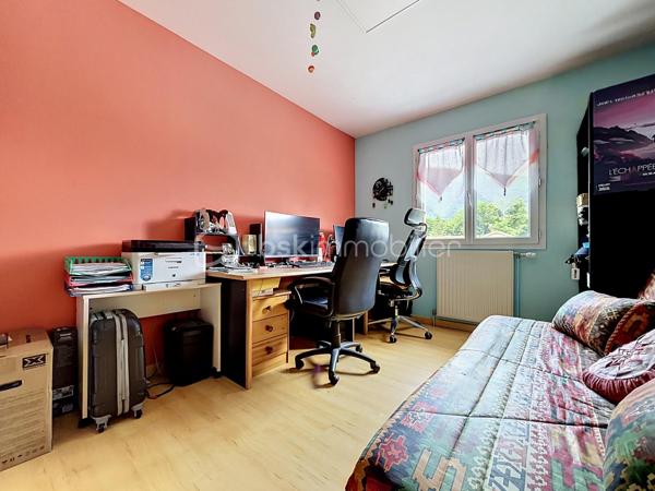 EXCLUSIF sur VIZILLE: Venez découvrir cette jolie maison de 130m2 environ, édifiée sur un terrain de plus de 650m2, plat et arboré.

Elle se compose; au rez-de-chaussée:
- Cuisine équipée ouverte 
- Pièce de vie lumineuse avec accès sur l'extérieur
- Suite parentale avec placard, salle d'eau et WC
- Buanderie
- WC séparé
- Garage avec accès direct 

À l'étage:
- 3 chambres (dont une avec dressing)
- Salle de bains avec baignoire, douche et WC

Côté extérieur:
- Jardin avec piscine hors sol
- Grande terrasse  SANS VIS À VIS avec store-ban électrique
- Atelier de stockage (d'environ 15m2)
- Cabanons en bois
- Portail motorisé

Pour votre confort:
- Fibre optique
- Menuiserie en PVC double vitrage
- Volets roulants électriques
- Chaudière gaz (2022)
- Visiophone

Côté secteur: Vous serez séduit par son cadre paisible tout en ayant écoles maternelle, primaire et transports à pieds.
 Un collège, un lycée Général et Technique sont également présents sur la commune.

Taxe foncière: 2054€/an

À visiter sans tarder!!