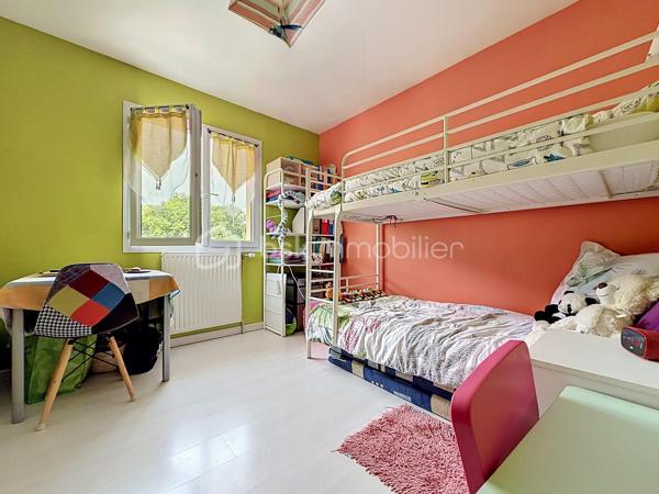 EXCLUSIF sur VIZILLE: Venez découvrir cette jolie maison de 130m2 environ, édifiée sur un terrain de plus de 650m2, plat et arboré.

Elle se compose; au rez-de-chaussée:
- Cuisine équipée ouverte 
- Pièce de vie lumineuse avec accès sur l'extérieur
- Suite parentale avec placard, salle d'eau et WC
- Buanderie
- WC séparé
- Garage avec accès direct 

À l'étage:
- 3 chambres (dont une avec dressing)
- Salle de bains avec baignoire, douche et WC

Côté extérieur:
- Jardin avec piscine hors sol
- Grande terrasse  SANS VIS À VIS avec store-ban électrique
- Atelier de stockage (d'environ 15m2)
- Cabanons en bois
- Portail motorisé

Pour votre confort:
- Fibre optique
- Menuiserie en PVC double vitrage
- Volets roulants électriques
- Chaudière gaz (2022)
- Visiophone

Côté secteur: Vous serez séduit par son cadre paisible tout en ayant écoles maternelle, primaire et transports à pieds.
 Un collège, un lycée Général et Technique sont également présents sur la commune.

Taxe foncière: 2054€/an

À visiter sans tarder!!