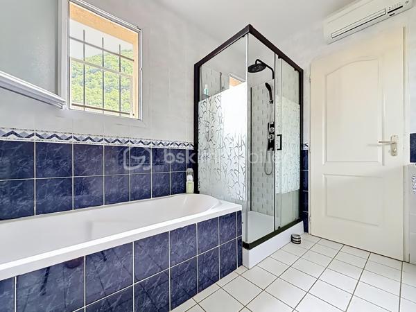 EXCLUSIF sur VIZILLE: Venez découvrir cette jolie maison de 130m2 environ, édifiée sur un terrain de plus de 650m2, plat et arboré.

Elle se compose; au rez-de-chaussée:
- Cuisine équipée ouverte 
- Pièce de vie lumineuse avec accès sur l'extérieur
- Suite parentale avec placard, salle d'eau et WC
- Buanderie
- WC séparé
- Garage avec accès direct 

À l'étage:
- 3 chambres (dont une avec dressing)
- Salle de bains avec baignoire, douche et WC

Côté extérieur:
- Jardin avec piscine hors sol
- Grande terrasse  SANS VIS À VIS avec store-ban électrique
- Atelier de stockage (d'environ 15m2)
- Cabanons en bois
- Portail motorisé

Pour votre confort:
- Fibre optique
- Menuiserie en PVC double vitrage
- Volets roulants électriques
- Chaudière gaz (2022)
- Visiophone

Côté secteur: Vous serez séduit par son cadre paisible tout en ayant écoles maternelle, primaire et transports à pieds.
 Un collège, un lycée Général et Technique sont également présents sur la commune.

Taxe foncière: 2054€/an

À visiter sans tarder!!