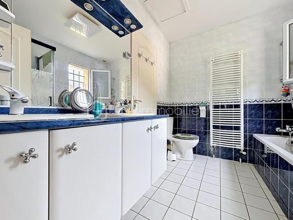 EXCLUSIF sur VIZILLE: Venez découvrir cette jolie maison de 130m2 environ, édifiée sur un terrain de plus de 650m2, plat et arboré.

Elle se compose; au rez-de-chaussée:
- Cuisine équipée ouverte 
- Pièce de vie lumineuse avec accès sur l'extérieur
- Suite parentale avec placard, salle d'eau et WC
- Buanderie
- WC séparé
- Garage avec accès direct 

À l'étage:
- 3 chambres (dont une avec dressing)
- Salle de bains avec baignoire, douche et WC

Côté extérieur:
- Jardin avec piscine hors sol
- Grande terrasse  SANS VIS À VIS avec store-ban électrique
- Atelier de stockage (d'environ 15m2)
- Cabanons en bois
- Portail motorisé

Pour votre confort:
- Fibre optique
- Menuiserie en PVC double vitrage
- Volets roulants électriques
- Chaudière gaz (2022)
- Visiophone

Côté secteur: Vous serez séduit par son cadre paisible tout en ayant écoles maternelle, primaire et transports à pieds.
 Un collège, un lycée Général et Technique sont également présents sur la commune.

Taxe foncière: 2054€/an

À visiter sans tarder!!