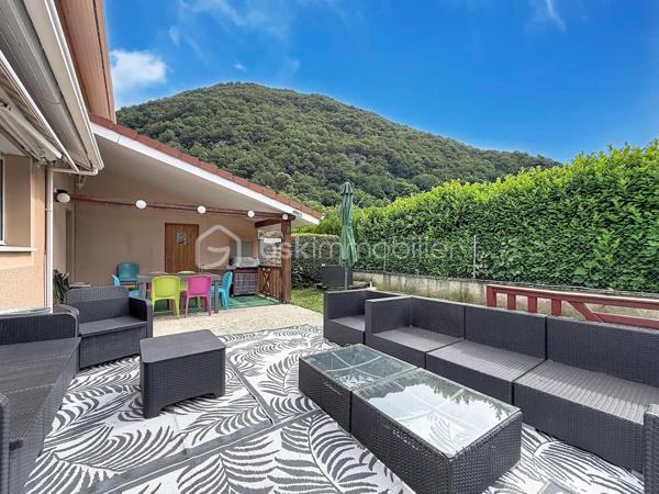EXCLUSIF sur VIZILLE: Venez découvrir cette jolie maison de 130m2 environ, édifiée sur un terrain de plus de 650m2, plat et arboré.

Elle se compose; au rez-de-chaussée:
- Cuisine équipée ouverte 
- Pièce de vie lumineuse avec accès sur l'extérieur
- Suite parentale avec placard, salle d'eau et WC
- Buanderie
- WC séparé
- Garage avec accès direct 

À l'étage:
- 3 chambres (dont une avec dressing)
- Salle de bains avec baignoire, douche et WC

Côté extérieur:
- Jardin avec piscine hors sol
- Grande terrasse  SANS VIS À VIS avec store-ban électrique
- Atelier de stockage (d'environ 15m2)
- Cabanons en bois
- Portail motorisé

Pour votre confort:
- Fibre optique
- Menuiserie en PVC double vitrage
- Volets roulants électriques
- Chaudière gaz (2022)
- Visiophone

Côté secteur: Vous serez séduit par son cadre paisible tout en ayant écoles maternelle, primaire et transports à pieds.
 Un collège, un lycée Général et Technique sont également présents sur la commune.

Taxe foncière: 2054€/an

À visiter sans tarder!!
