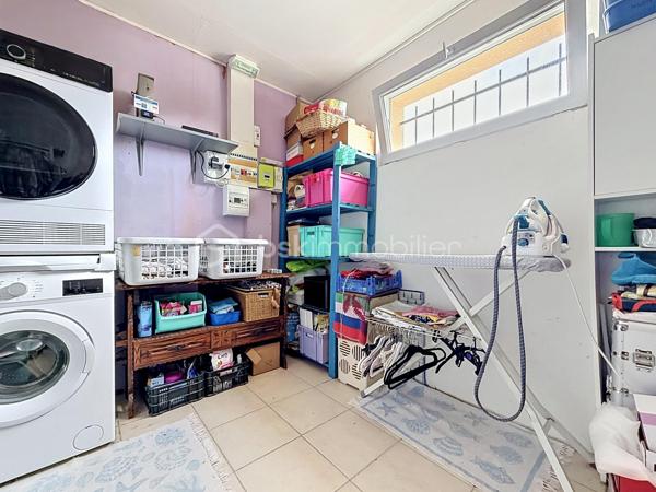 EXCLUSIF sur VIZILLE: Venez découvrir cette jolie maison de 130m2 environ, édifiée sur un terrain de plus de 650m2, plat et arboré.

Elle se compose; au rez-de-chaussée:
- Cuisine équipée ouverte 
- Pièce de vie lumineuse avec accès sur l'extérieur
- Suite parentale avec placard, salle d'eau et WC
- Buanderie
- WC séparé
- Garage avec accès direct 

À l'étage:
- 3 chambres (dont une avec dressing)
- Salle de bains avec baignoire, douche et WC

Côté extérieur:
- Jardin avec piscine hors sol
- Grande terrasse  SANS VIS À VIS avec store-ban électrique
- Atelier de stockage (d'environ 15m2)
- Cabanons en bois
- Portail motorisé

Pour votre confort:
- Fibre optique
- Menuiserie en PVC double vitrage
- Volets roulants électriques
- Chaudière gaz (2022)
- Visiophone

Côté secteur: Vous serez séduit par son cadre paisible tout en ayant écoles maternelle, primaire et transports à pieds.
 Un collège, un lycée Général et Technique sont également présents sur la commune.

Taxe foncière: 2054€/an

À visiter sans tarder!!